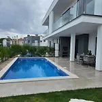 House By The Lagoon - Piscina Privada Villa